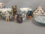 de nombreux types de vases et de bols sur la table