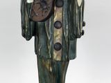 statue d'un homme tenant une guitare à la main