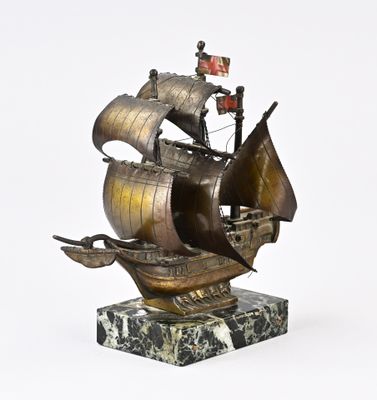 maquette en bronze d'un voilier sur un socle en marbre