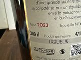 une étiquette sur une bouteille de vin posée sur une table