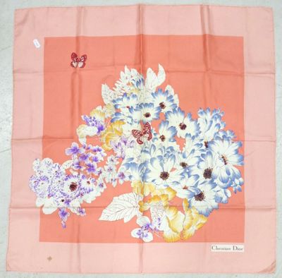 une écharpe rose ornée d'un bouquet de fleurs