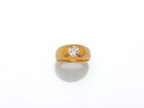 l'image d'une bague en or ornée d'un diamant
