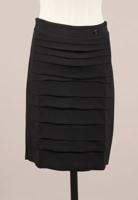 une jupe noire sur un mannequin, un mannequin, un mannequin, un mannequin, un mannequin, un mann