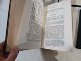 une personne tenant un livre ouvert sur une table