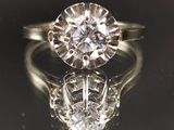 gros plan d'une bague en diamant sur une surface réfléchissante