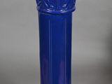 une paire de vases bleus sur fond gris, avec un fond gris