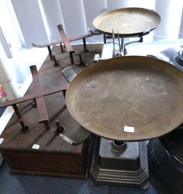 Deux balances anciennes. Long. 60 (manque les plateaux sur u…