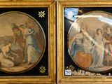 deux tableaux encadrés accrochés au mur