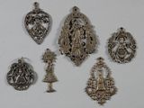 tout un tas d'objets métalliques divers posés sur une table