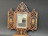 un miroir posé sur une table