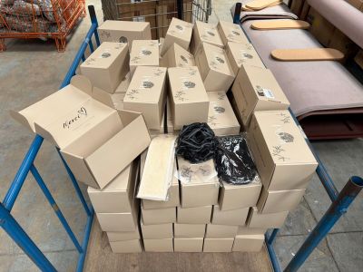 beaucoup de boîtes empilées sur un carton