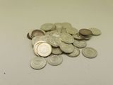 une pile de pièces de monnaie posée sur une table