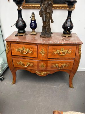 Commode en marqueterie de fleurs et placage de bois de rose.…