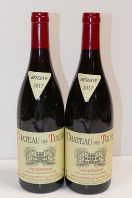 deux bouteilles de vin posées sur une table l'une à côté de l'autre