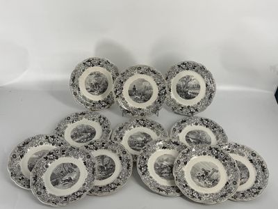 six assiettes noires et blanches, ornées de motifs blancs sur un fond blanc