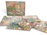 quatre œuvres d'art posées sur une table