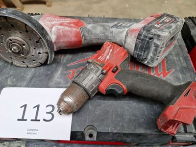 deux outils posés sur une boîte
