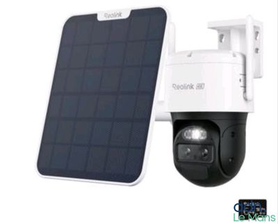 un gros plan d'un appareil photo à énergie solaire fixé à un panneau solaire