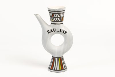 un vase blanc orné d'un motif noir et blanc