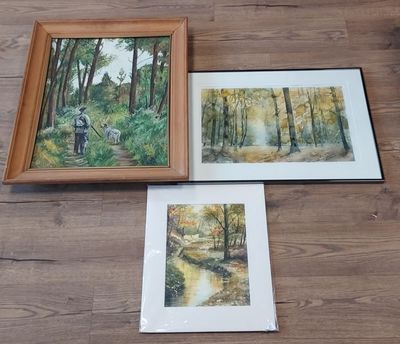 trois photos encadrées représentant un homme en train de pêcher dans les bois, sur un parquet