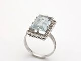 une image d'une bague sertie d'une topaze bleue