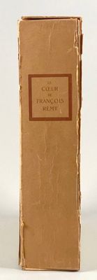 un vieux livre posé sur une table à côté d'un fond blanc