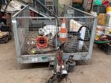 une cage contenant une moto et un scooter