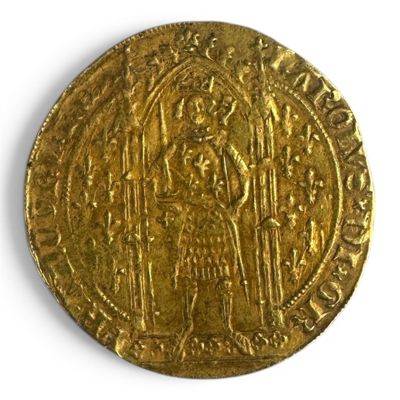 gros plan d'une pièce d'or sur une surface blanche