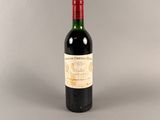 une bouteille de vin posée sur une table