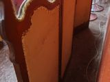 une pièce où se trouvent plusieurs tables et chaises