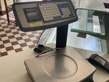 une photo d'une balance posée sur le comptoir d'un magasin