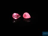 une paire de saphirs roses sur un fond noir