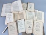 plusieurs vieux livres sont empilés sur une table