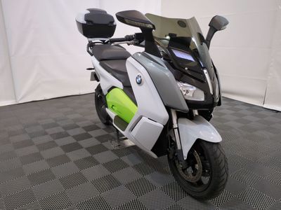 une moto posée par terre dans la pièce
