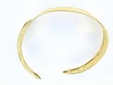 un gros plan sur un bracelet en or au motif incurvé