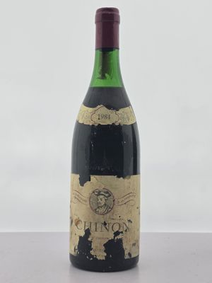 une bouteille de vin posée sur une table