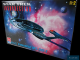 une boîte contenant une maquette d'un vaisseau de Star Trek