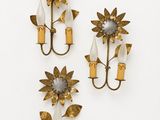 une paire d'appliques en laiton et en verre ornées de fleurs