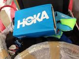 une boîte bleue portant le logo Nokia, placée à l'intérieur d'une valise