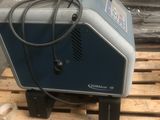 une machine posée sur une palette dans un entrepôt