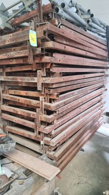 Environ une trentaine de tirant poussants en métal laqué rou…