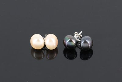 une paire de boucles d'oreilles en perles sur une surface noire