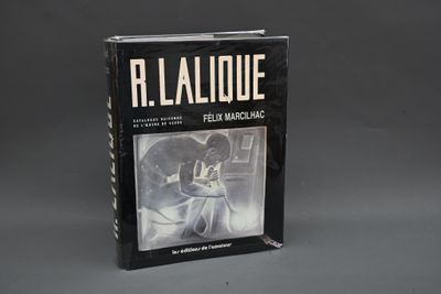 la couverture d'un livre sur laquelle figure l'image d'un homme assis sur des toilettes