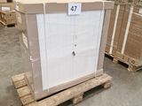 Les cartons et les palettes sont empilés sur des palettes dans un entrepôt