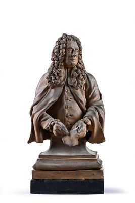 statue d'un homme aux cheveux longs et vêtu d'une cape, sur fond blanc