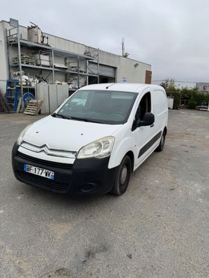 une camionnette blanche garée dans un parking