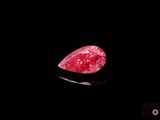 gros plan d'un diamant rose sur une surface noire