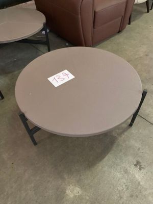 1 Table ronde grande en simimi cuir.