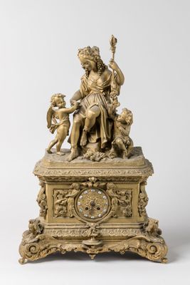 l'image d'une statue représentant une femme tenant un enfant dans ses bras