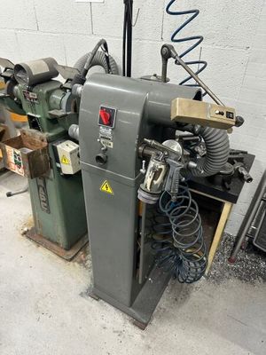 une machine qui se trouve dans une pièce, à côté d'autres machines